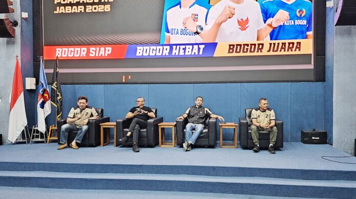 Ketua Kontingen Kota Bogor Jenal Mutaqin bersama jajaran pengurus saat menghadiri rapat persiapan Porprov Jawa Barat. Foto: Pemkot Bogor