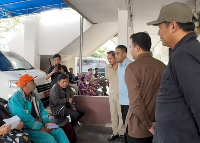 Anggota Komisi II DPRD Kota Bogor saat melakukan inspeksi mendadak ke kantor Bapenda Kota Bogor untuk meninjau pelayanan pajak daerah. Foto: Harnas.id
