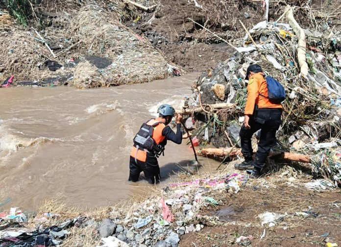 Petugas gabungan melakukan evakuasi dan pembersihan material lumpur pascabanjir bandang di Desa Banjar, Kabupaten Buleleng, Bali. Foto: BNPB