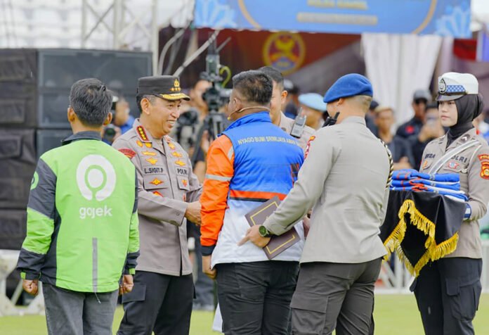 Kapolri Listyo Sigit memimpin apel ojol dan buruh di Stadion Bumi Sriwijaya Palembang. Foto: Polri