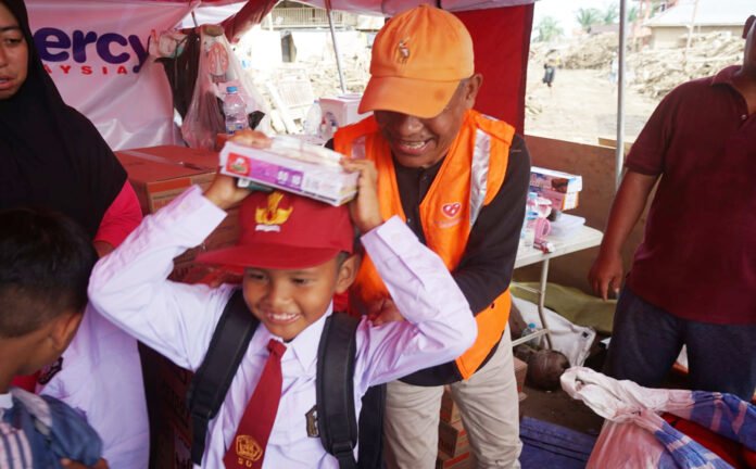Penyerahan bantuan AUJP untuk korban bencana Sumatera melalui Gerakan Anak Negeri. Foto: USU