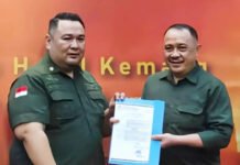 Barisan 8 Center Siapkan Pendidikan Paralegal, Bidik Penguatan Literasi Hukum Masyarakat Prosesi penyerahan dokumen kerja sama program pendidikan paralegal di Jakarta. Foto: Badan Advokasi Nasional Barisan 8 Center