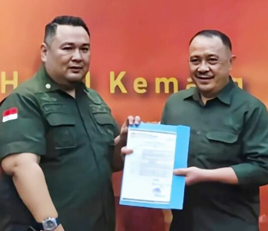 Barisan 8 Center Siapkan Pendidikan Paralegal, Bidik Penguatan Literasi Hukum Masyarakat Prosesi penyerahan dokumen kerja sama program pendidikan paralegal di Jakarta. Foto: Badan Advokasi Nasional Barisan 8 Center