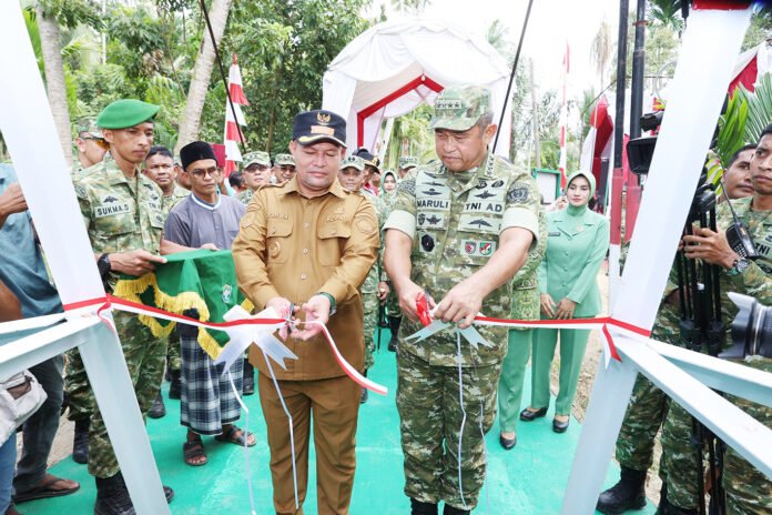 Kasad Jenderal TNI Maruli Simanjuntak meresmikan Jembatan Gantung Garuda di Kecamatan Sawang, Aceh Utara. Foto: Dispenad