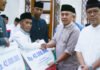 Peringatan Nuzulul Qur’an di Bogor, Sekda Ingatkan Al-Qur’an Bukan Sekadar Dibaca Sekda Kota Bogor Denny Mulyadi menyerahkan bantuan secara simbolis pada peringatan Nuzulul Qur’an di Masjid Baitur Ridwan, Bogor Barat. Foto: Pemkot Bogor