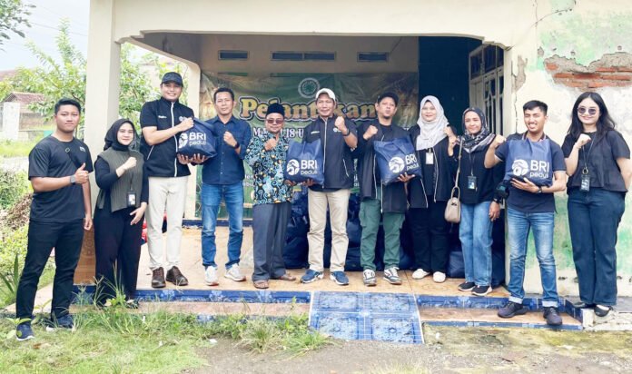 Penyerahan paket sembako dari BRI BO Tambun kepada warga terdampak banjir di wilayah Cabangbungin, Kabupaten Bekasi. Foto: BRI