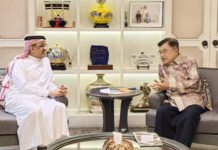 Jusuf Kalla Temui Dubes Arab Saudi, Bahas Situasi Timur Tengah di Tengah Ramadan Jusuf Kalla menerima Duta Besar Arab Saudi untuk Indonesia Faisal Abdullah Al-Amudi di kediamannya di Jakarta Selatan. Foto: Harnas.id