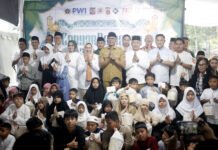 Gebyar Ramadan di Mako PWI Bogor: Santunan 200 Anak Yatim Dihadiri Pejabat Kota Pengurus PWI Kota Bogor bersama pejabat daerah dan anak yatim berfoto bersama dalam kegiatan santunan Ramadan di Mako PWI Kota Bogor. Foto: PWI Bogor