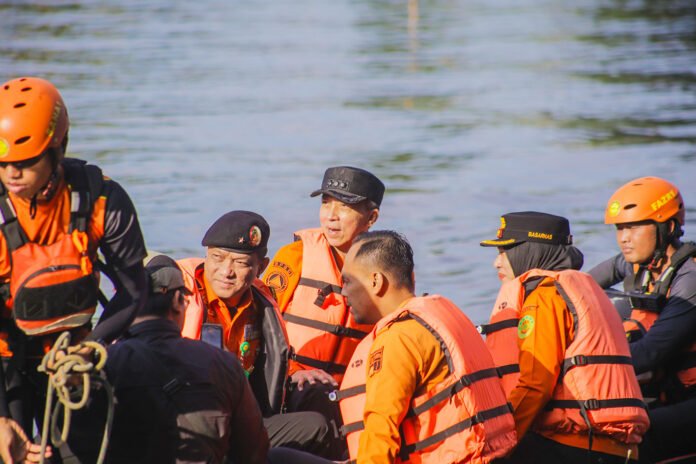 Simulasi evakuasi medis udara menggunakan helikopter Basarnas di kawasan Situ Gede, Kota Bogor