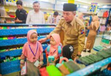 Wali Kota Bogor Temani Anak Yatim Belanja Baju Lebaran, Program Zakat Baznas Kembali Disalurkan Wali Kota Bogor Dedie A. Rachim mendampingi anak-anak yatim berbelanja kebutuhan Lebaran dalam program Tebar Hadiah Ramadan di Ada Swalayan, Kota Bogor. Foto: Pemkot Bogor
