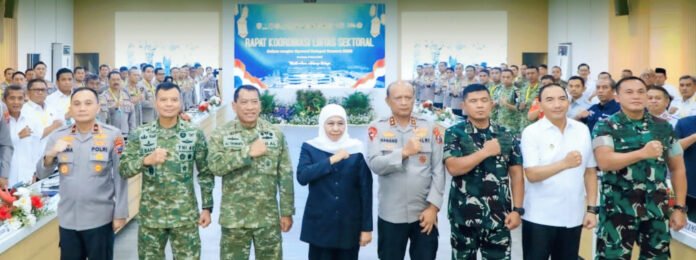 Gubernur Khofifah Indar Parawansa menghadiri rakor lintas sektoral Operasi Ketupat Semeru 2026 di Polda Jawa Timur, Surabaya. Foto: Humas Pemprov Jatim