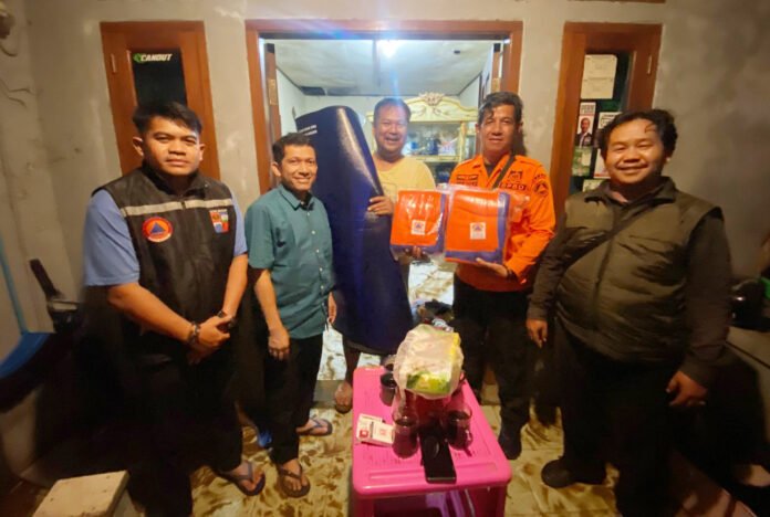 Penyerahan bantuan dari BPBD Kota Bogor dan DPRD Kota Bogor kepada warga terdampak banjir di Kelurahan Tanah Baru, Bogor Utara. Foto: Dok. Harnas.id