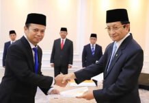 Pengurus BAZNAS 2026–2031 Resmi Dilantik, Menag Soroti Potensi Zakat Nasional Menteri Agama RI Nasaruddin Umar menyerahkan SK Presiden kepada Anggota BAZNAS periode 2026–2031 H. Idy Muzayvad, S.H.I., M.Si., di Kantor Kementerian Agama, Jakarta. Foto: Baznas