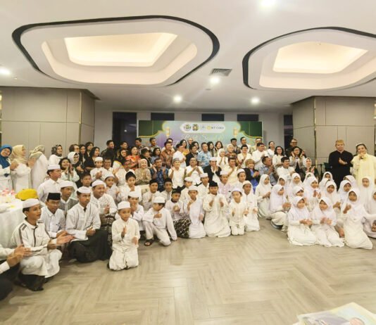 Ramadan Jadi Ruang Berbagi, Alumni USU Jabodetabek Ajak 50 Anak Yatim Buka Puasa Bersama 6. Judul Foto Alumni USU Jabodetabek Peduli bersama anak-anak Panti Asuhan Al Waqiah saat kegiatan buka puasa bersama di NT Tower, Pulomas, Jakarta. Foto: AUJP