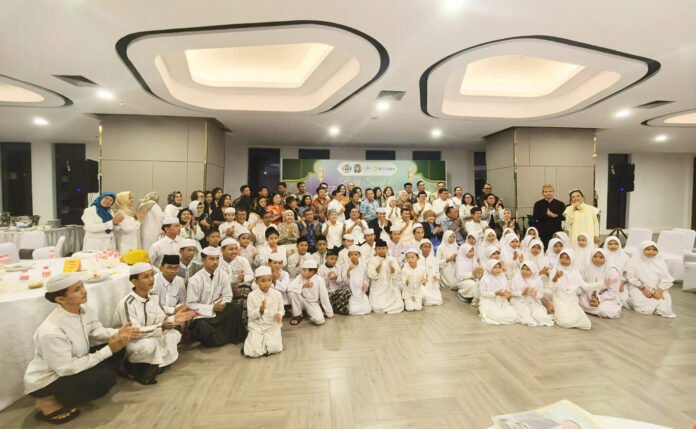 6. Judul Foto Alumni USU Jabodetabek Peduli bersama anak-anak Panti Asuhan Al Waqiah saat kegiatan buka puasa bersama di NT Tower, Pulomas, Jakarta. Foto: AUJP