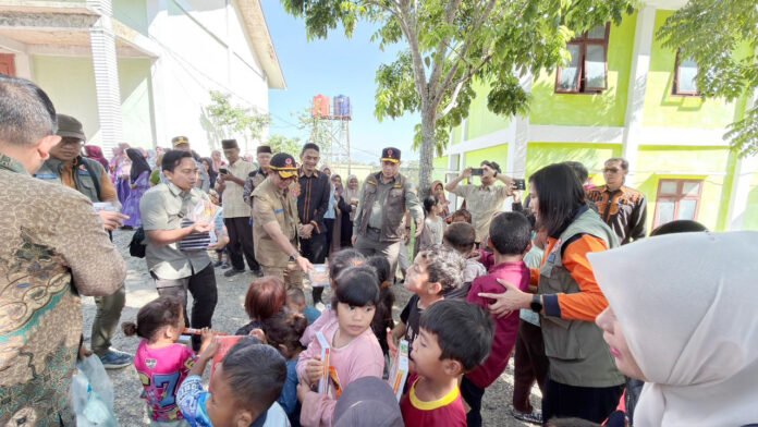 Kepala BNPB meninjau fasilitas Balai Latihan Kerja yang digunakan sebagai tempat penampungan sementara warga penyintas di Gayo Lues, Aceh. Foto: BNPB