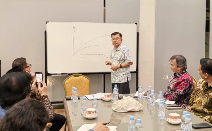 Jusuf Kalla menerima pengurus Indonesian Council on World Affairs (ICWA) dalam pertemuan membahas konflik Timur Tengah dan diplomasi Indonesia di Jakarta. Foto: Ist