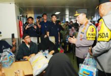 Kapolri Cek Kesiapan Mudik di Pelabuhan Merak, Soroti Inovasi Baru untuk Kurangi Antrean Penyeberangan Kapolri Listyo Sigit Prabowo bersama sejumlah pejabat meninjau kesiapan arus mudik Lebaran di Pelabuhan Merak, Banten. Foto: Polri