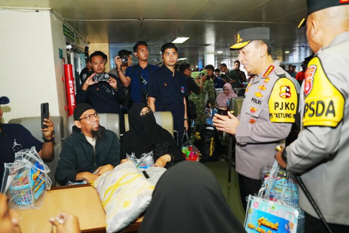 Kapolri Listyo Sigit Prabowo bersama sejumlah pejabat meninjau kesiapan arus mudik Lebaran di Pelabuhan Merak, Banten. Foto: Polri