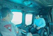 Kapolri dan Panglima TNI Pantau Mudik dari Udara, Kesiapan Pelabuhan Merak Jadi Sorotan Kapolri Listyo Sigit Prabowo bersama pejabat terkait melakukan patroli udara untuk memantau kesiapan arus mudik Lebaran di kawasan Pelabuhan Merak, Banten. Foto: Polri