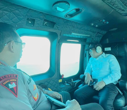 Kapolri dan Panglima TNI Pantau Mudik dari Udara, Kesiapan Pelabuhan Merak Jadi Sorotan Kapolri Listyo Sigit Prabowo bersama pejabat terkait melakukan patroli udara untuk memantau kesiapan arus mudik Lebaran di kawasan Pelabuhan Merak, Banten. Foto: Polri
