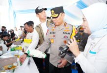 Stok Beras Nasional Tembus Rekor Maret, Bulog Catat 3,9 Juta Ton Saat GPM Digelar di Jakarta Utara Direktur Utama Bulog Ahmad Rizal Ramdhani bersama jajaran Polri dalam kegiatan Gerakan Pangan Murah di Jakarta Utara. Foto: Bulog