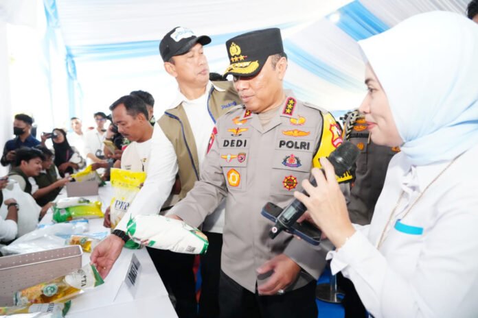 Direktur Utama Bulog Ahmad Rizal Ramdhani bersama jajaran Polri dalam kegiatan Gerakan Pangan Murah di Jakarta Utara. Foto: Bulog