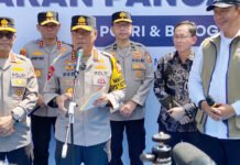 Gerakan Pangan Murah Digelar Serentak, Polri dan Bulog Salurkan Ribuan Ton Beras Jelang Lebaran Wakapolri Dedi Prasetyo bersama Dirut Bulog Ahmad Rizal Ramdhani dalam kegiatan Gerakan Pangan Murah di Jakarta. Foto: Bulog