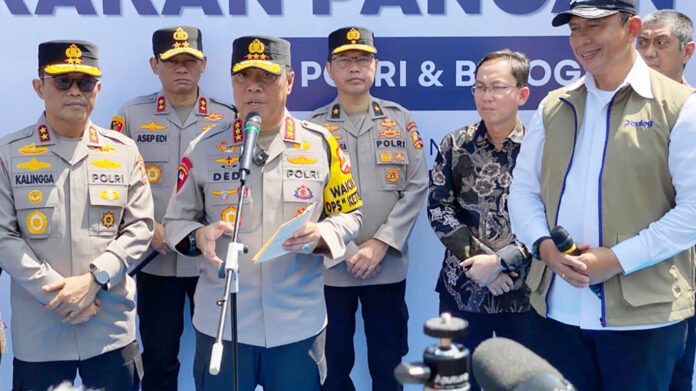 Wakapolri Dedi Prasetyo bersama Dirut Bulog Ahmad Rizal Ramdhani dalam kegiatan Gerakan Pangan Murah di Jakarta. Foto: Bulog