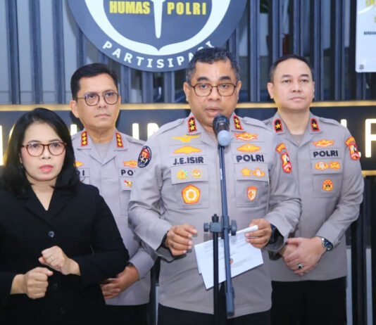 Kasus Penyiraman Air Keras Aktivis Kontras Diselidiki, Kapolri Beri Atensi Khusus Kadiv Humas Polri Johnny Eddizon Isir menyampaikan keterangan terkait penyelidikan kasus dugaan penyiraman air keras terhadap aktivis KontraS. Foto: Polri