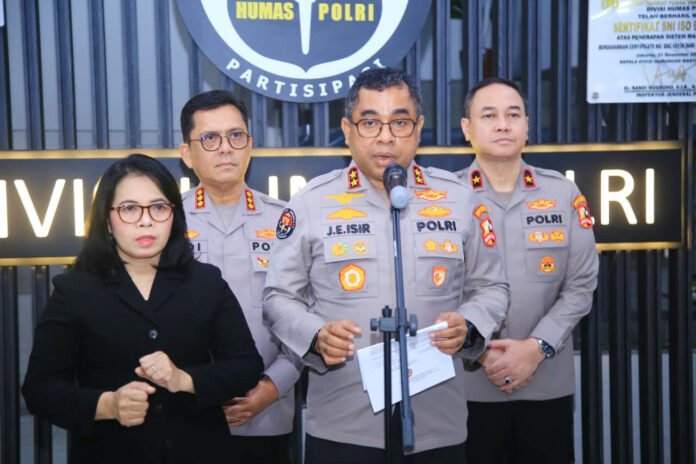 Kadiv Humas Polri Johnny Eddizon Isir menyampaikan keterangan terkait penyelidikan kasus dugaan penyiraman air keras terhadap aktivis KontraS. Foto: Polri