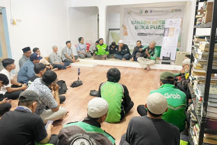 Diskusi komunitas Ojol Mengaji bersama Hidayatullah Jakarta Selatan saat membahas pengembangan gerakan dan gagasan pembangunan masjid bagi driver ojek online. Foto: Istimewa Diskusi komunitas Ojol Mengaji bersama Hidayatullah Jakarta Selatan saat membahas pengembangan gerakan dan gagasan pembangunan masjid bagi driver ojek online. Foto: Istimewa