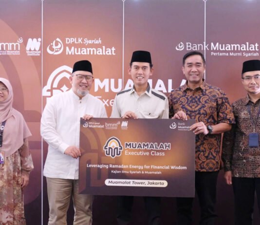 Ramadan Jadi Momentum, Bank Muamalat Gelar Executive Class Literasi Keuangan Syariah Direktur Utama Bank Muamalat Imam Teguh Saptono bersama Ketua MUI Bidang Fatwa Asrorun Ni’am Sholeh dan jajaran saat kegiatan Muamalah Executive Class di Jakarta. Foto: dok. Bank Muamalat