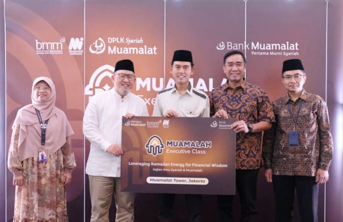 Direktur Utama Bank Muamalat Imam Teguh Saptono bersama Ketua MUI Bidang Fatwa Asrorun Ni’am Sholeh dan jajaran saat kegiatan Muamalah Executive Class di Jakarta. Foto: dok. Bank Muamalat