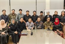 Komunikolog Soroti “Jurang Komunikasi” Pemerintah dan Publik, Isu Ini Mengemuka dalam Diskusi Bersama Jusuf Kalla Pakar komunikasi Effendi Gazali usai diskusi komunikolog bersama Jusuf Kalla di Jakarta Selatan. Foto: Harnas.id