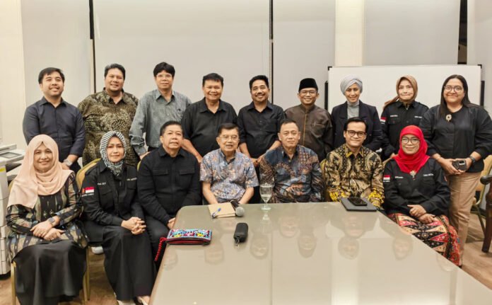 Pakar komunikasi Effendi Gazali usai diskusi komunikolog bersama Jusuf Kalla di Jakarta Selatan. Foto: Harnas.id Pakar komunikasi Effendi Gazali usai diskusi komunikolog bersama Jusuf Kalla di Jakarta Selatan. Foto: Harnas.id