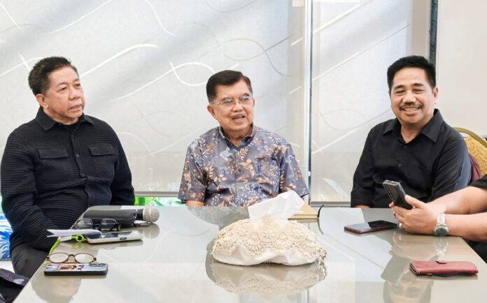 Wakil Presiden ke-10 dan ke-12 RI Jusuf Kalla memberikan keterangan kepada wartawan di Jakarta Selatan. Foto: Harnas.id Wakil Presiden ke-10 dan ke-12 RI Jusuf Kalla memberikan keterangan kepada wartawan di Jakarta Selatan. Foto: Harnas.id