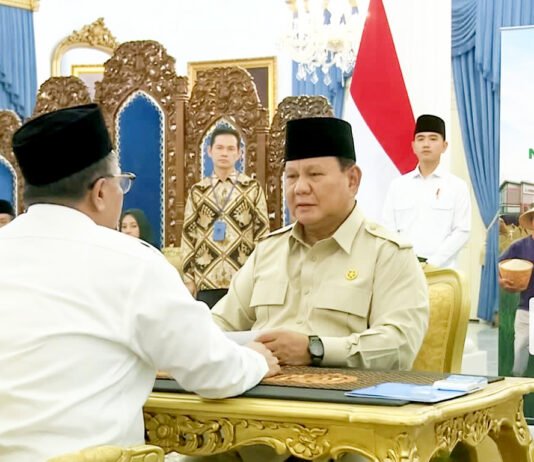 Prabowo, Gibran, dan Kabinet Bayar Zakat di Istana, BAZNAS Himpun Rp3,8 Miliar Presiden Prabowo Subianto menunaikan zakat melalui BAZNAS dalam kegiatan Zakat Istana di Istana Negara, Jakarta. Foto: Humas Baznas