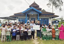 Ramadan di Perkebunan Teh Ciwidey: JUFI Bawa Santunan hingga Pelatihan Totok Punggung untuk Buruh Tani Kegiatan Ramadhan Bahagia JUFI bersama masyarakat buruh tani teh di Rancabali, Kabupaten Bandung. Foto: Humas JUFI