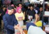 Balkot Ramadan Festival 2026, UMKM dan Layanan Publik Hadir di Balai Kota Dedie A. Rachim bersama istri menyapa pelaku UMKM saat pembukaan Balkot Ramadan Festival 2026 di Halaman Perpustakaan dan Galeri Kota Bogor. Foto: Pemkot Bogor