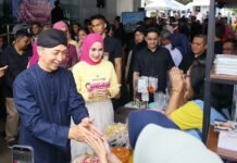 Balkot Ramadan Festival 2026, UMKM dan Layanan Publik Hadir di Balai Kota Dedie A. Rachim bersama istri menyapa pelaku UMKM saat pembukaan Balkot Ramadan Festival 2026 di Halaman Perpustakaan dan Galeri Kota Bogor. Foto: Pemkot Bogor
