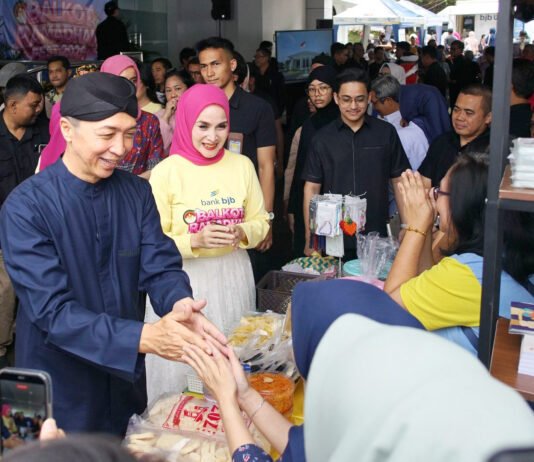 Balkot Ramadan Festival 2026, UMKM dan Layanan Publik Hadir di Balai Kota Dedie A. Rachim bersama istri menyapa pelaku UMKM saat pembukaan Balkot Ramadan Festival 2026 di Halaman Perpustakaan dan Galeri Kota Bogor. Foto: Pemkot Bogor