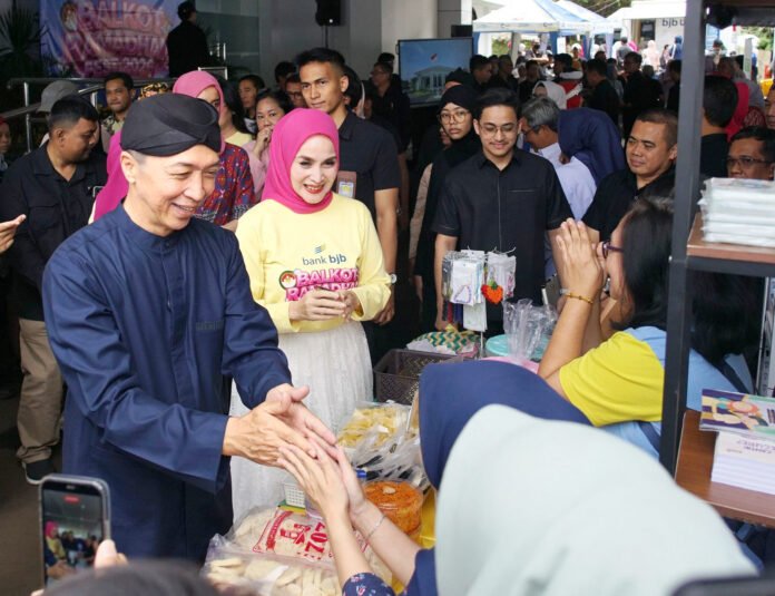 Dedie A. Rachim bersama istri menyapa pelaku UMKM saat pembukaan Balkot Ramadan Festival 2026 di Halaman Perpustakaan dan Galeri Kota Bogor. Foto: Pemkot Bogor Dedie A. Rachim bersama istri menyapa pelaku UMKM saat pembukaan Balkot Ramadan Festival 2026 di Halaman Perpustakaan dan Galeri Kota Bogor. Foto: Pemkot Bogor