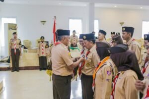 Pengurus Kwarcab Gerakan Pramuka Kota Bogor menjalani prosesi penyematan tanda jabatan dalam kegiatan Rakercab 2026. Foto: Pemkot Bogor