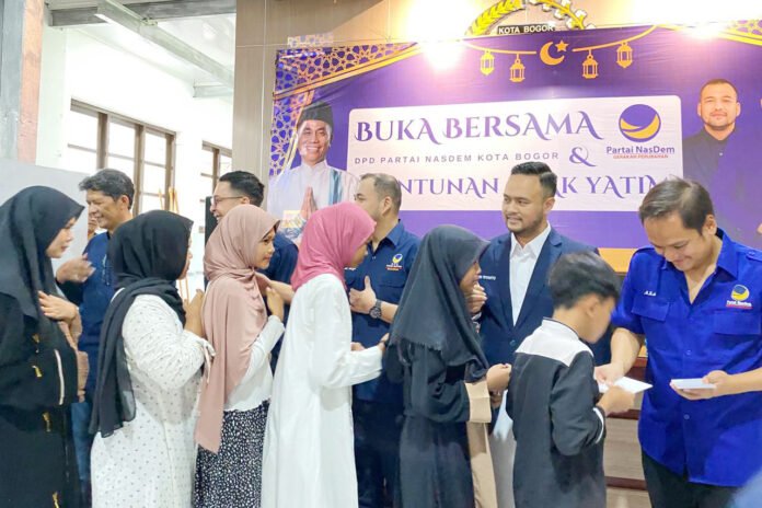 Kader dan pengurus Partai NasDem Kota Bogor mengikuti kegiatan buka puasa bersama yang dirangkaikan dengan santunan anak yatim di Kota Bogor. Foto: Harnas.id Kader dan pengurus Partai NasDem Kota Bogor mengikuti kegiatan buka puasa bersama yang dirangkaikan dengan santunan anak yatim di Kota Bogor. Foto: Harnas.id