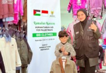 Ribuan Anak Palestina Dapat Baju Lebaran dari Indonesia, BAZNAS Salurkan ke Gaza dan Yerusalem Anak-anak Palestina menerima bantuan baju Lebaran dari BAZNAS di wilayah Gaza. Foto: Humas Baznas