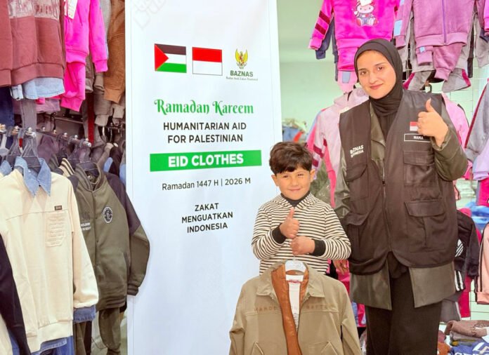 Anak-anak Palestina menerima bantuan baju Lebaran dari BAZNAS di wilayah Gaza. Foto: Humas Baznas