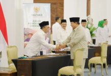 Zakat Istana 2026 Pecah Rekor, BAZNAS Himpun Lebih dari Rp4,3 Miliar dari Pejabat Negara Presiden Prabowo Subianto menunaikan zakat melalui layanan Konter Zakat Istana di Istana Negara, Jakarta. Foto: Harnas.id