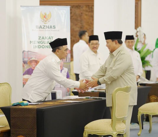Zakat Istana 2026 Pecah Rekor, BAZNAS Himpun Lebih dari Rp4,3 Miliar dari Pejabat Negara Presiden Prabowo Subianto menunaikan zakat melalui layanan Konter Zakat Istana di Istana Negara, Jakarta. Foto: Harnas.id