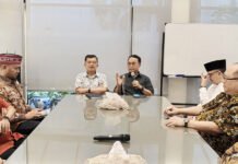 Jusuf Kalla Ingatkan Alarm Fiskal: Defisit Membesar, Jatah Anggaran Daerah Menyusut Jusuf Kalla berdiskusi bersama akademisi dan praktisi pemerintahan daerah terkait kondisi fiskal dan otonomi daerah di Jakarta Selatan. Foto: Harnas.id